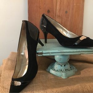 Bandilino black pumps with super cute toe buckle